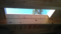 En techo de madera.