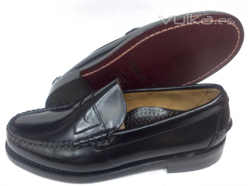 Mocasn penny loafer beefroll (tipo castellano) en color negro de Sebago. Ancho EEE. Suela de cuero.