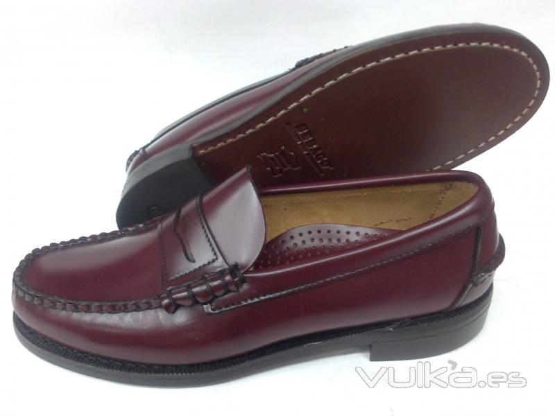 Mocasín penny loafer beefroll (tipo castellano) en color burdeos de Sebago. Ancho EEE. Suela de cuer