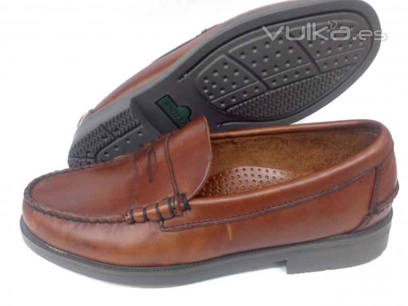 Zapato mocasn en piel engrasada color cuero de Sebago. Piso de goma