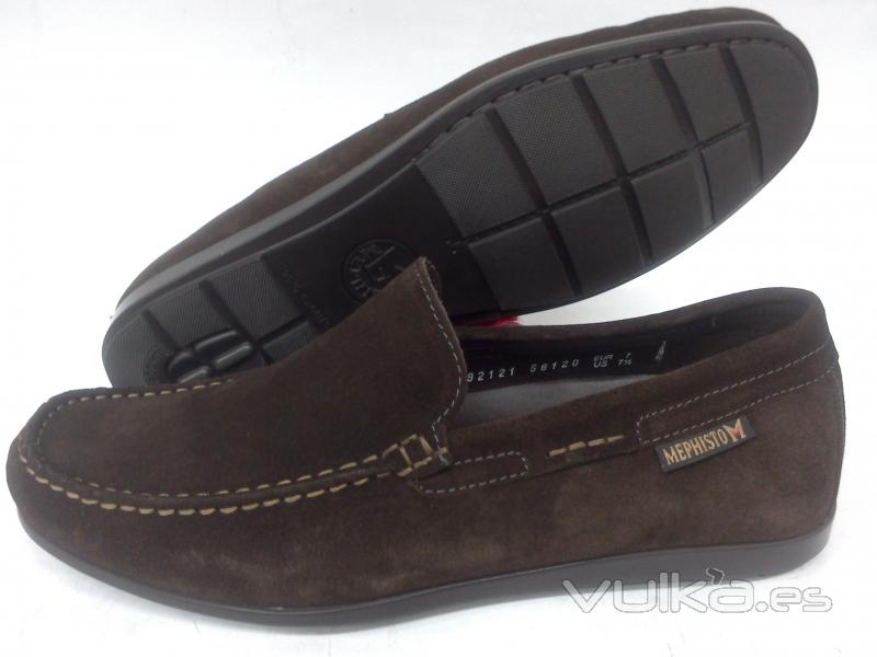 Zapato mocasín liso en ante marrón oscuro de Mephisto. Piso de goma. Plantilla extraible.