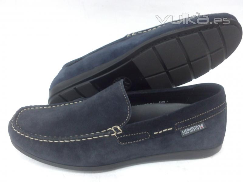 Zapato mocasín liso en ante azul marino de Mephisto. Piso de goma. Plantilla extraible.