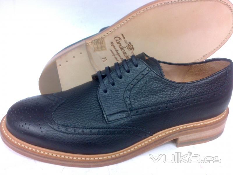Zapato blucher con pala vega y picado mara en piel grabada negra con vira color natural de Cordwain