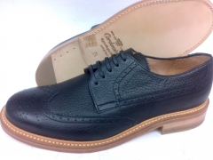 Zapato blucher con pala vega y picado maria en piel grabada negra con vira color natural de cordwain