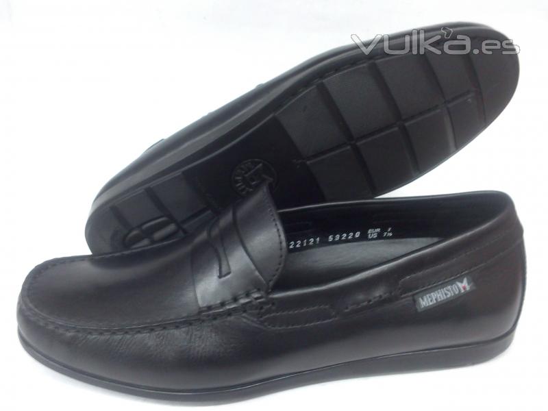 Zapato mocasín con antifaz en negro de Mephisto. Suela de goma fina. Plantilla extraible.