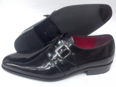 Zapato de hebilla en piel florentic negro de raimondo maciotto. suela de cuero con  spay incrustado
