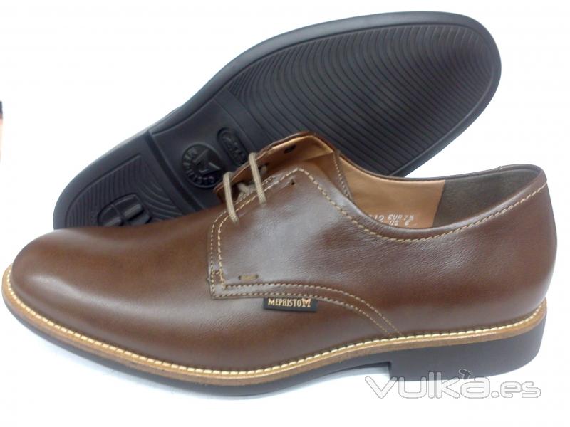 BLUCHER LISO EN COLOR MARRÓN CON PESPUNTES EN VIRA DE MEPHISTO. PLANTILLA EXTRAIBLE. SUELA EXTRALIGE