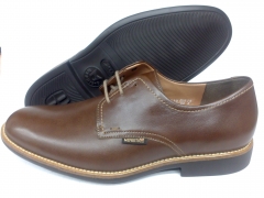 Blucher liso en color marron con pespuntes en vira de mephisto plantilla extraible suela extralige