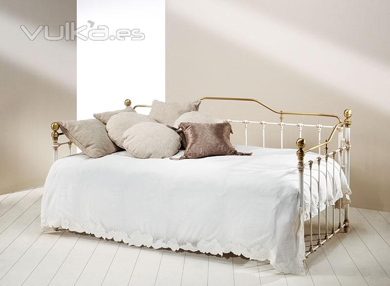 Sofa-cama Safir  Color:Blanco anticuario   Alto:98cm x Ancho:205cmx Fondo 97cm.   Esta cama no inclu