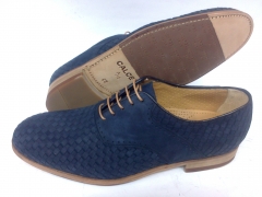 Blucher liso con banda lateral en nobuck azul de calce suela de cuero con ½ spay
