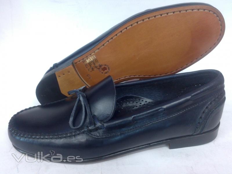 MOCASÍN CON LAZO EN AZUL MARINO DE ASHCROFT. SUELA DE CUERO