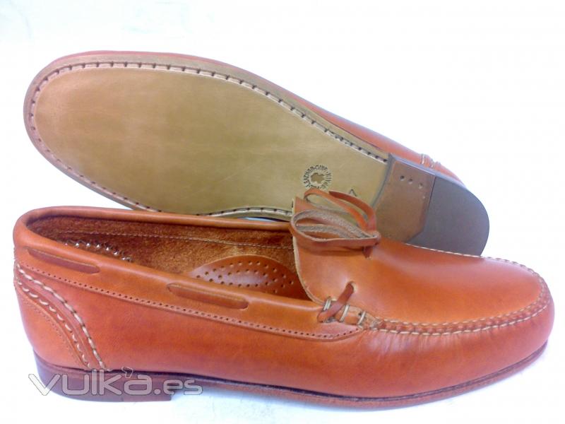 MOCASÍN ESCOTADO CON LAZO EN COLOR CUERO NATURAL DE ASHCROFT. SUELA DE CUERO.