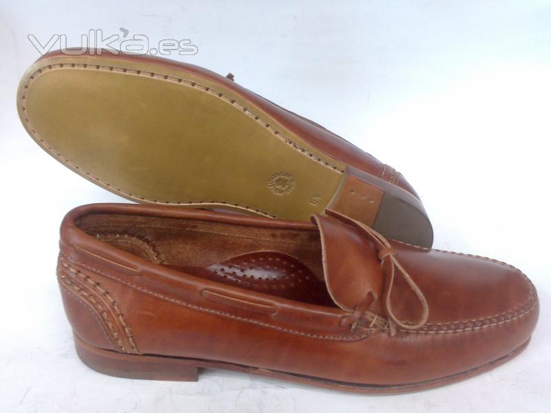 MOCASÍN DE VERANO CON LAZO EN COLOR MARRÓN DE ASHCROFT. SUELA DE CUERO