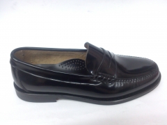 Zapato mocasn tipo castellano en piel rectificada color negro de ashcroft. suela de cuero
