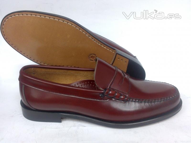 MOCASÍN TIPO CASTELLANO CON ANTIFAZ EN MARRÓN DE ASHCROFT. SUELA DE CUERO.