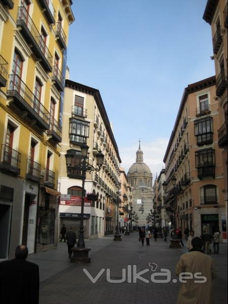 Vista de la calle Alfonso I, desde el Coso, con la Basílica del Pilar al fondo. A la izquierda el portal 27 dpdo.