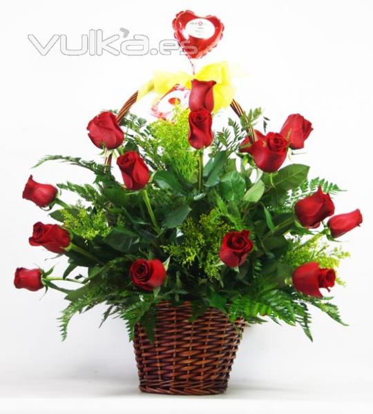 Cesta con 24 Rosas rojas