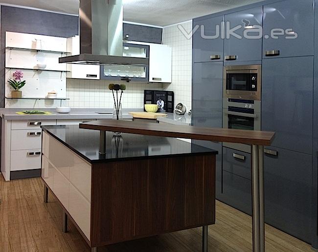 Mueble de cocina en coclor gris y blanco