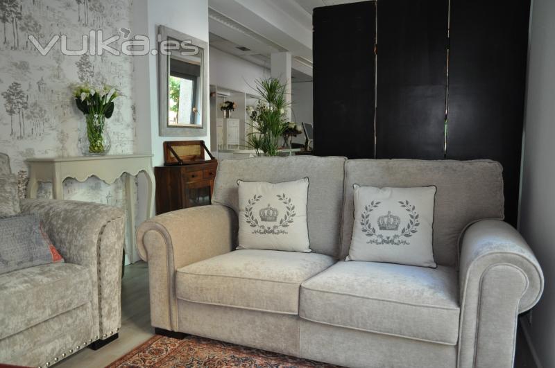 Sofa clasico tapizado neutro