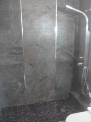 Reforma de cuarto de baño con plato de ducha de obra.