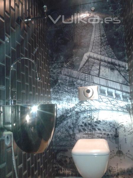 Cabina para inodoro y lavabo con vinilo personalizado en 3-D