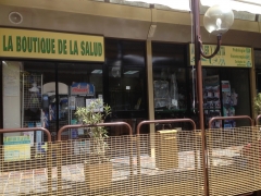 Escaparate de la tienda - local 20 el zoco de majadahonda