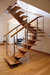 Escalera de madera maciza,de eje central, en haya
