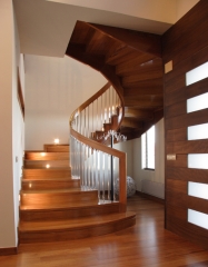 Escalera de madera maciza curvada en iroko