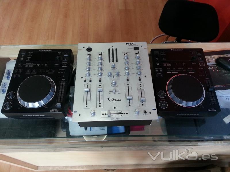 Equipo Dj compuesto de dos cdj 350 de Pioneer y una mesa de 4 canales Acoustic ontrol. 120 euros día