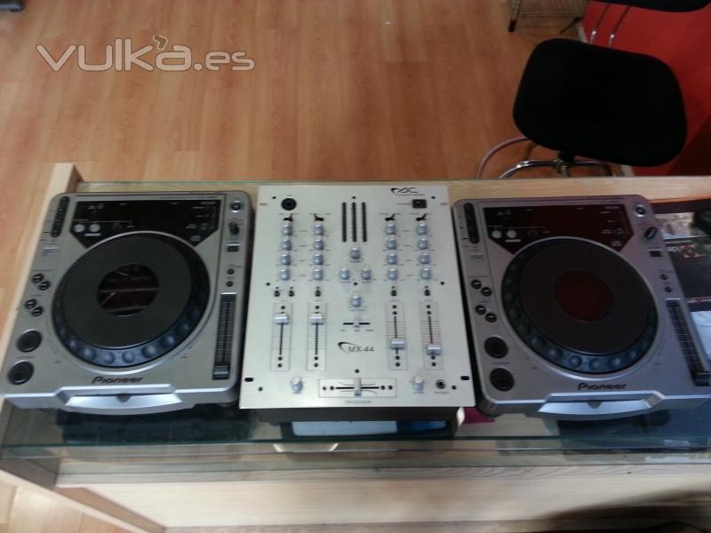 Equipo Dj compuesto dos Pioneer cdj 800 MkI y una mesa de 4 canales Acoustic Control, 120 euros da 