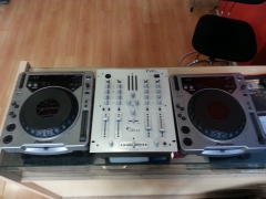 Equipo dj compuesto dos pioneer cdj 800 mki y una mesa de 4 canales acoustic control, 120 euros dia