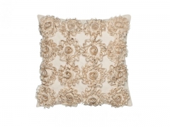 Cojin con flores superpuestas en tonos beiges loulou 02 be, de pablo paniker