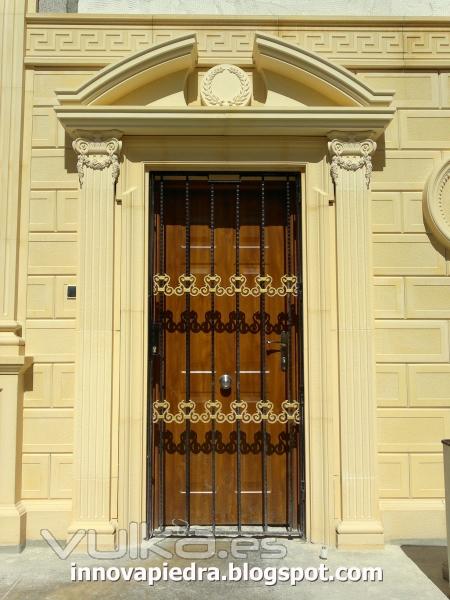 Entrada decorada con columnas y molduras