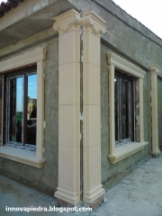 Esquina con columnas y recercados de ventana