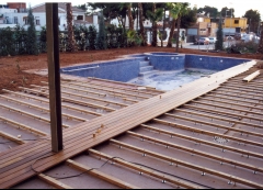 Fase de montaje tarima exterior en hotel