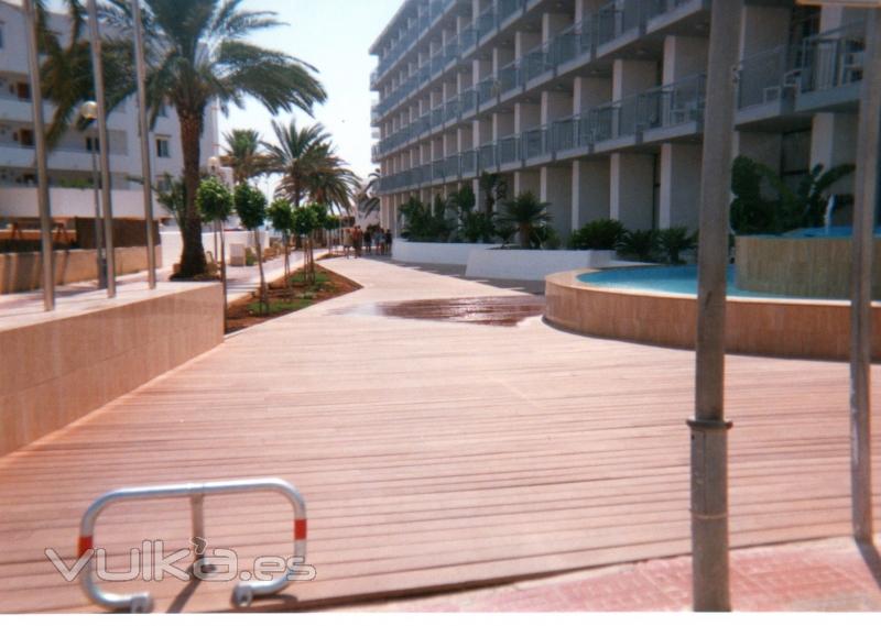 Tarima en paseo hotel de Ibiza