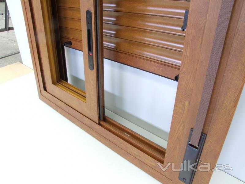 Ventana corredera imitacin madera con compacto de persiana incluido.