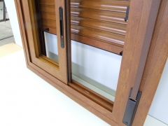 Ventana corredera imitacion madera con compacto de persiana incluido