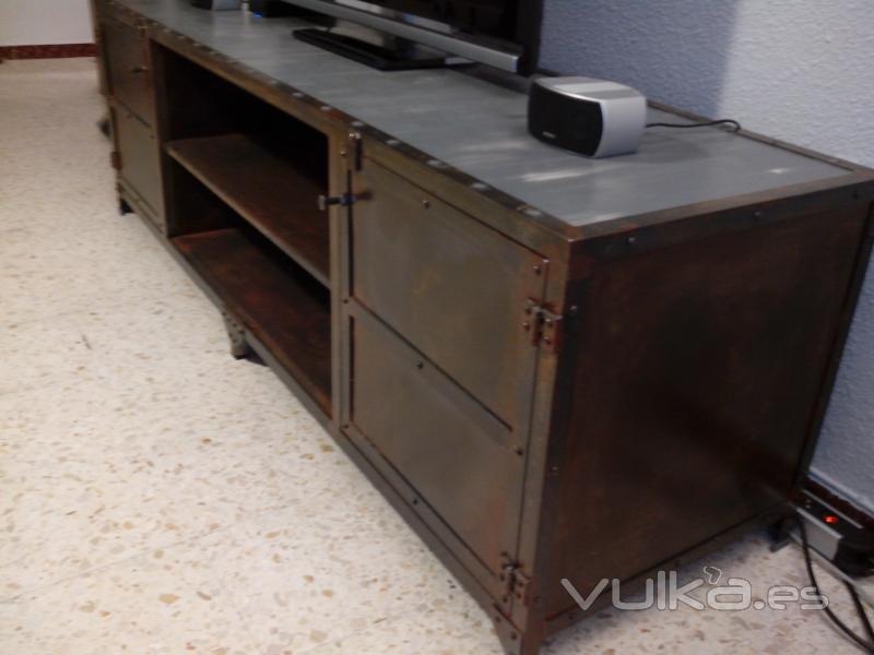 Mueble multimedia en hierro oxidado y madera. Estilo industrial