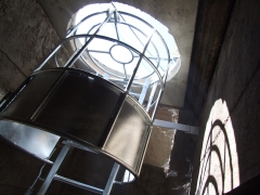 escalera para galería subterránea que impide la caída de peatones