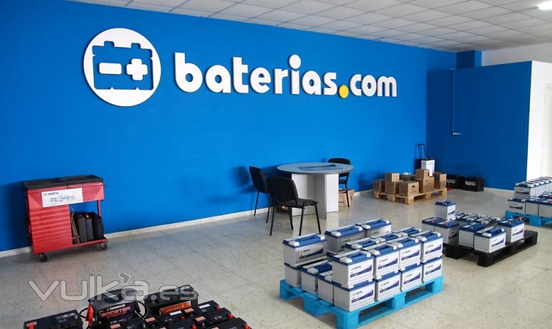 Logo baterias.com en pared, local de Marbella