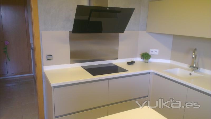 Cocina sin tiradores, encimera Samsung Staron