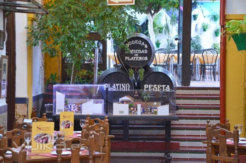 Barriles en el Restaurante Sociedad Plateros Mara Auxiliadora con patio tipico cordobes