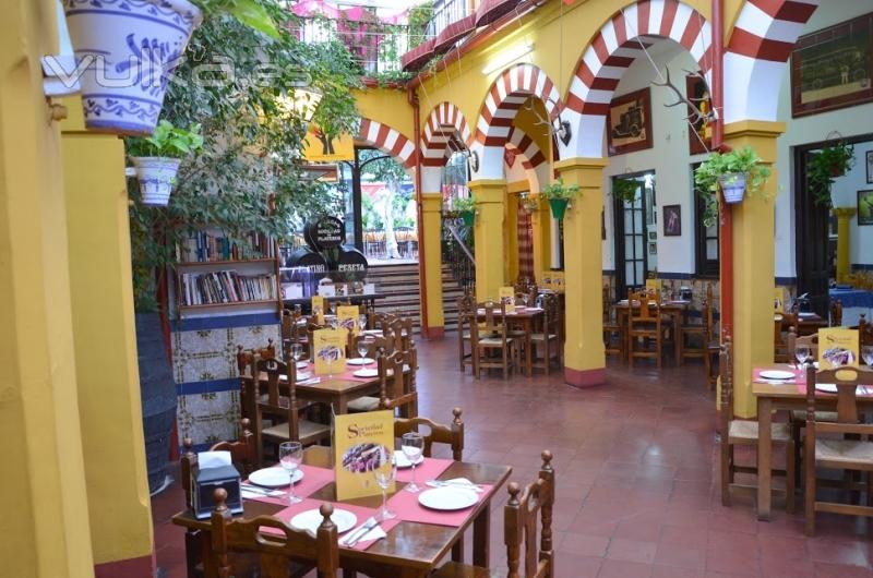 Patio central en el Restaurante Sociedad Plateros María Auxiliadora con decoracion de los arcos de l