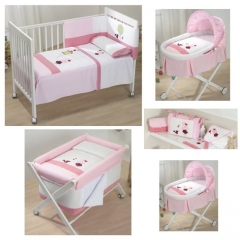 Coleccion de ropa para cuna en color rosa