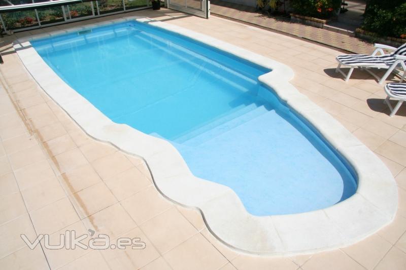 PISCINA DE POLIESTER CON ZONA DE PLAYA