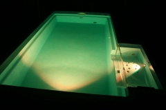 Piscina de poliester con zona de spa