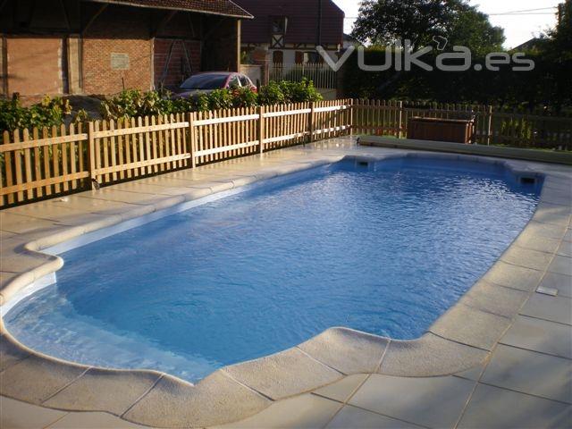 PISCINA DE POLIESTER CON ESCALERA ROMANA A AMBOS LADOS