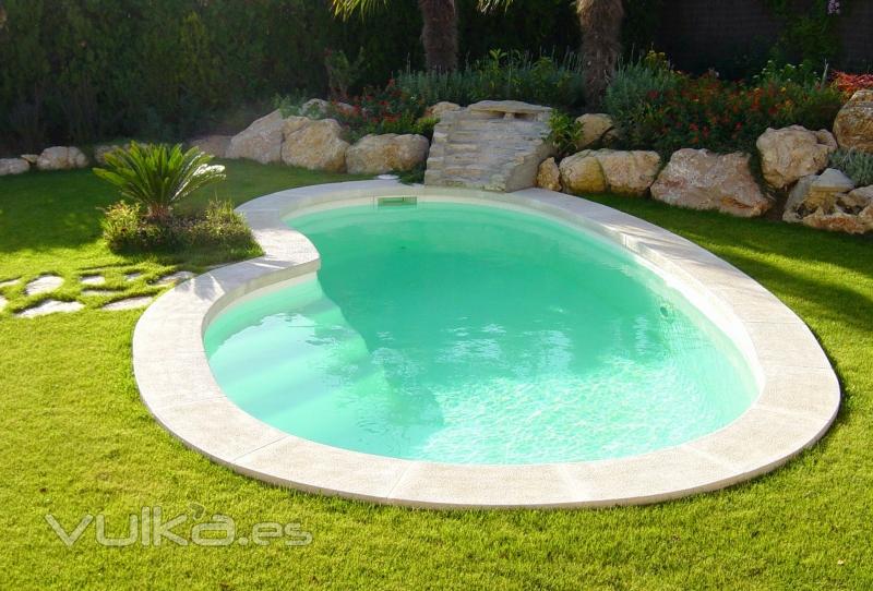 PISCINA DE POLIESTER CON FORMA DE RION