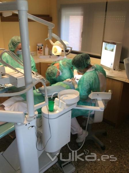 Realización de una operación de implantología (Implante) en La clínica Blasco Ibañez